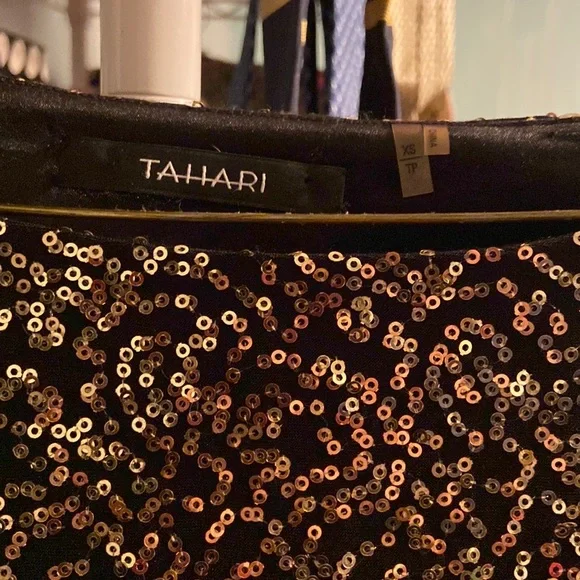 A classic yet vintage dress. No flaws. - Picture 5 of 11